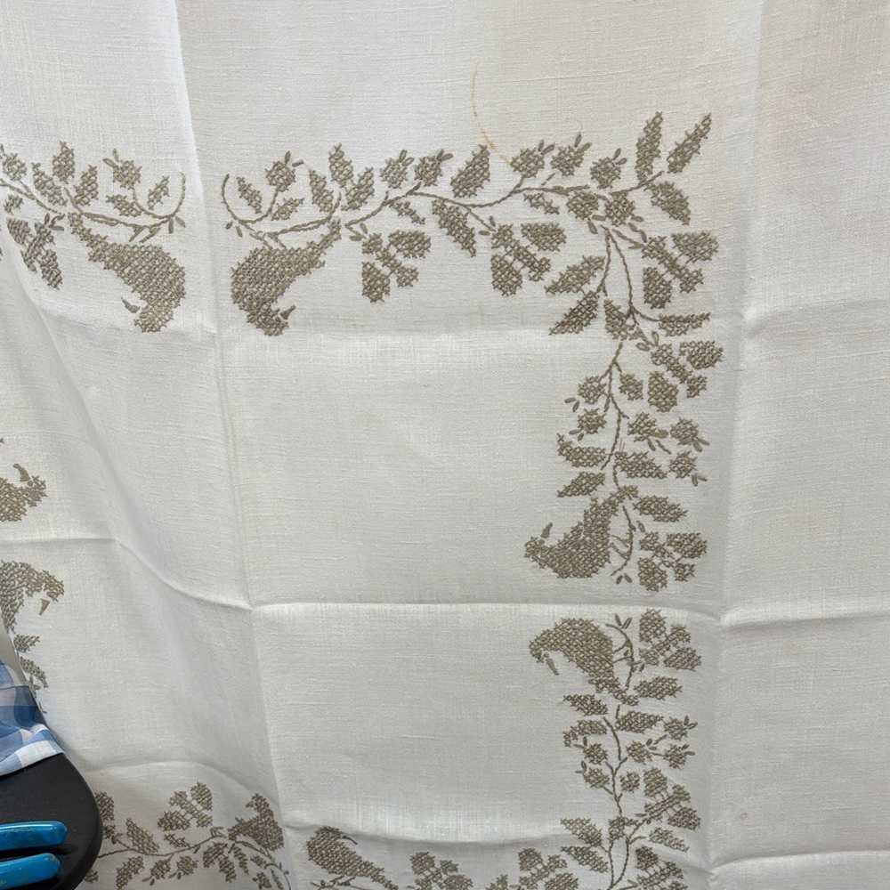 Elegant Ecru Tablecloth with Leaf and bird Pattern
Embroidery linen